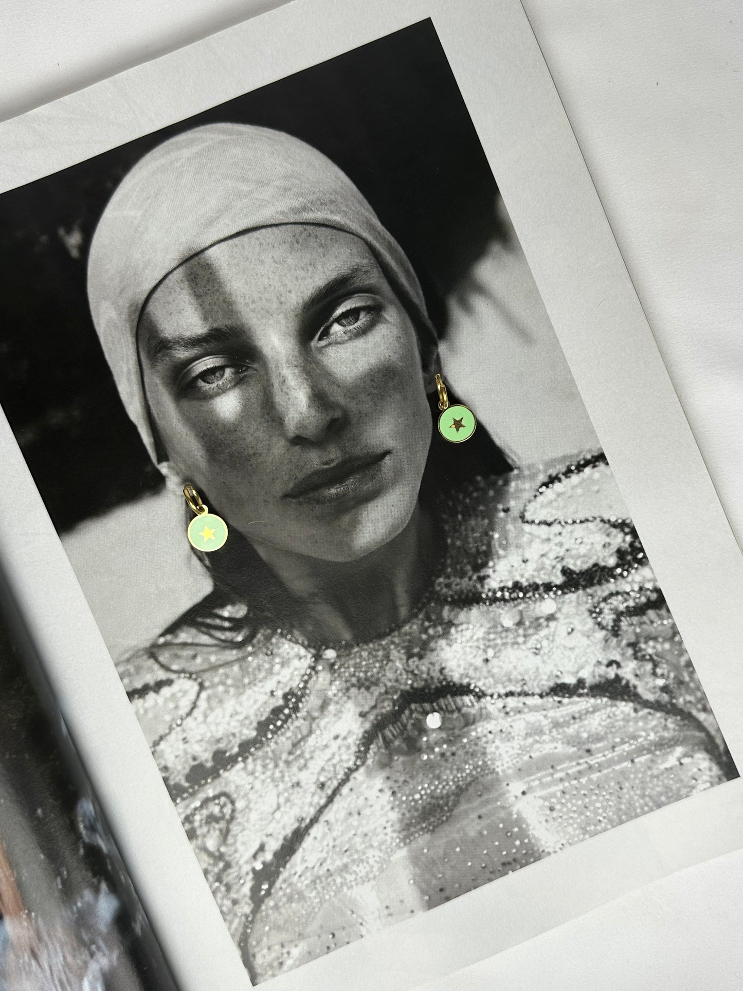 Mini Pendientes Círculo Verde con Estrella