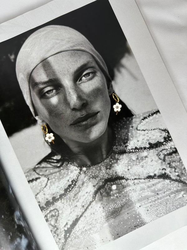 Mini Pendientes Flor Blanca con Tallo y Brillante