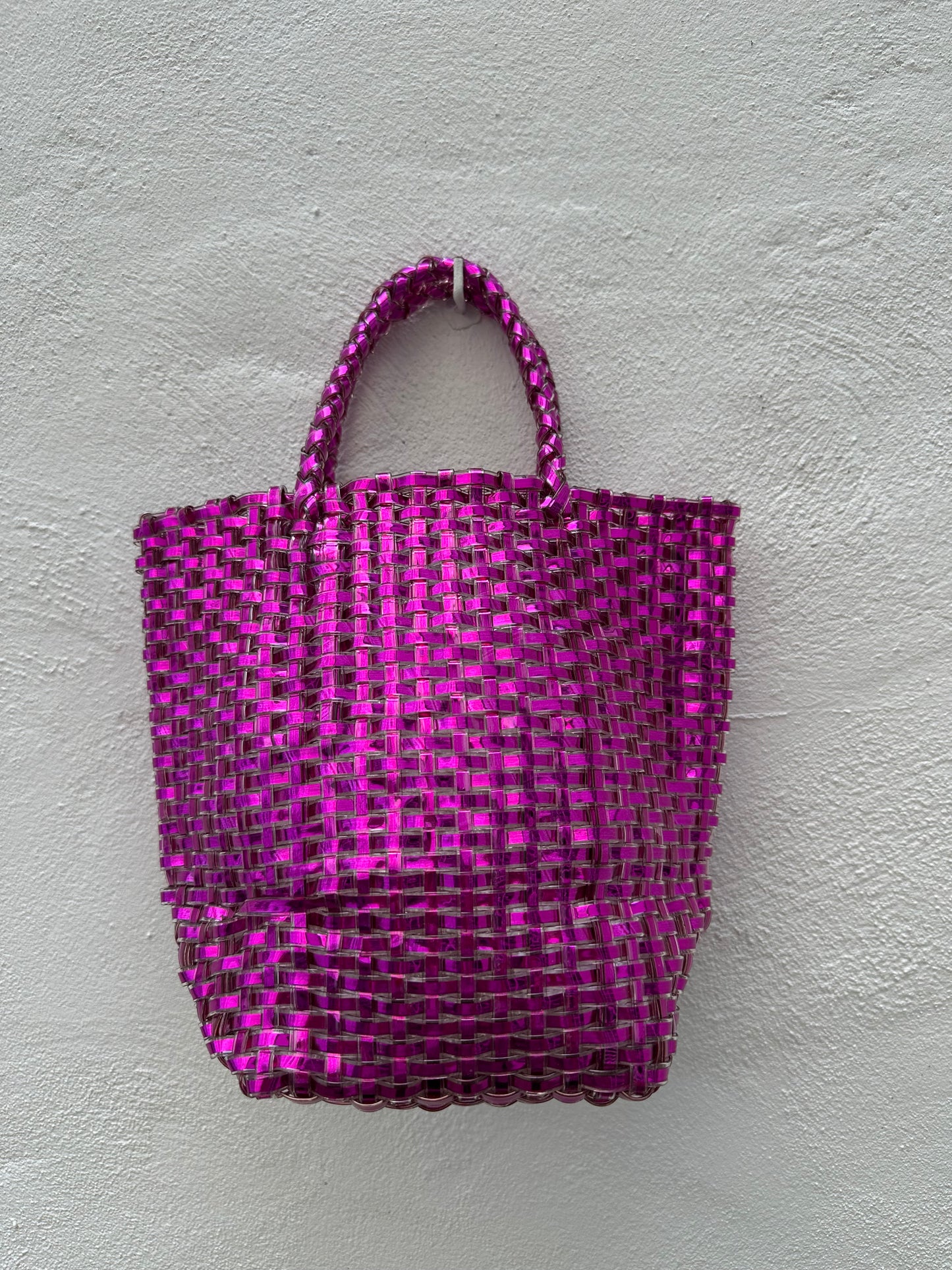 Bolso Trenzado Plástico Metalizado Fucsia