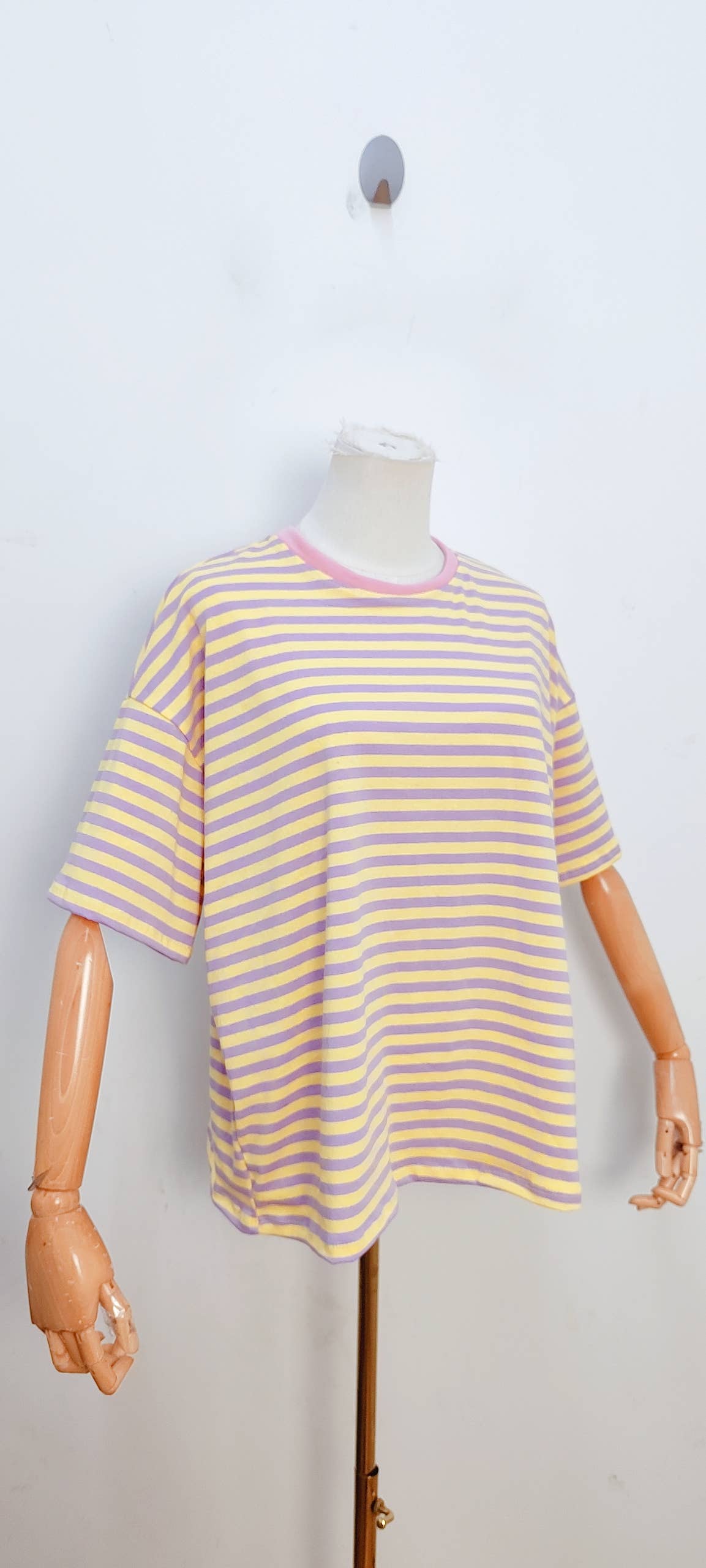 Camiseta de rayas de manga corta amarillo y lila