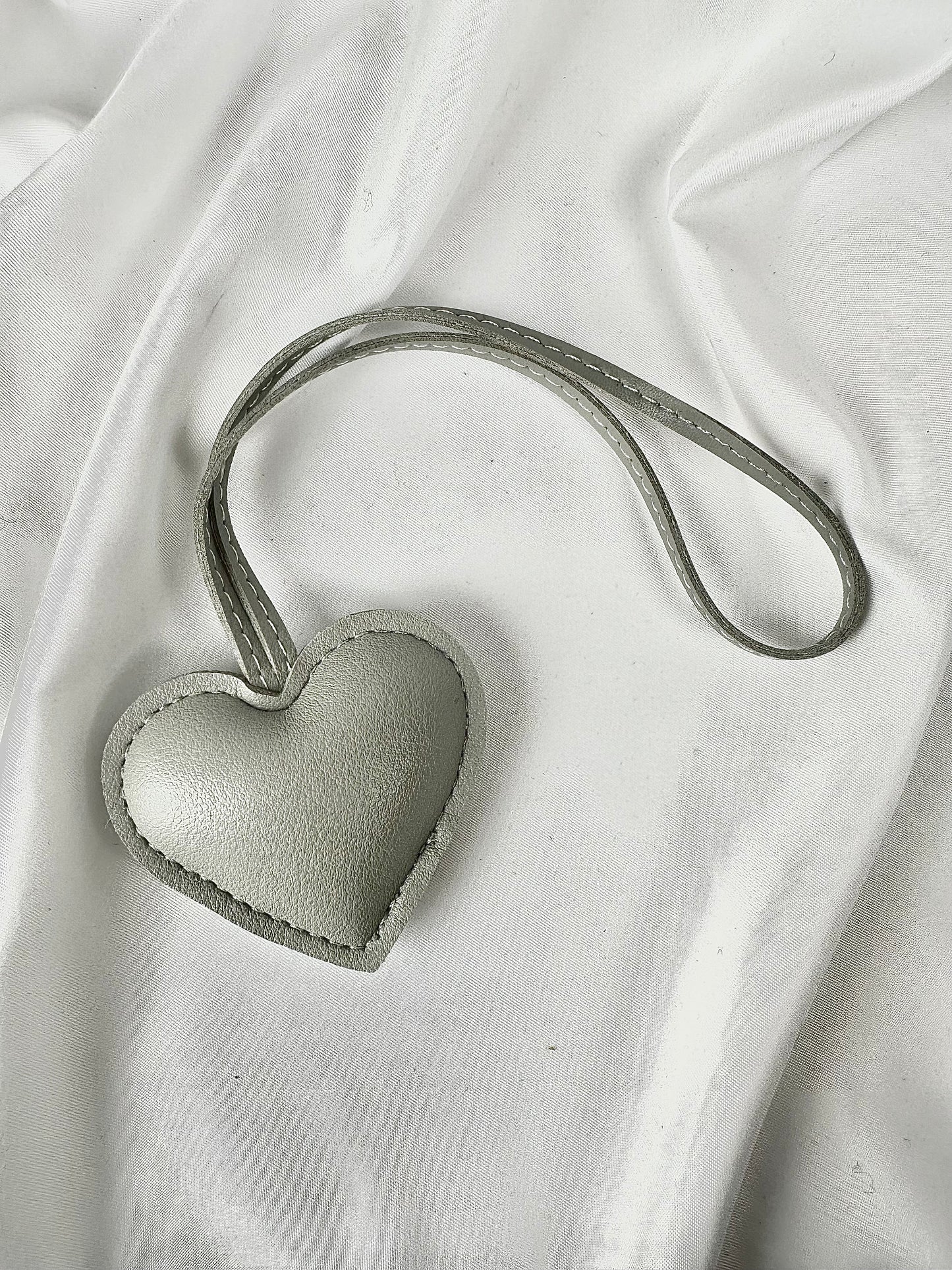 Llavero Charm Corazón Gris