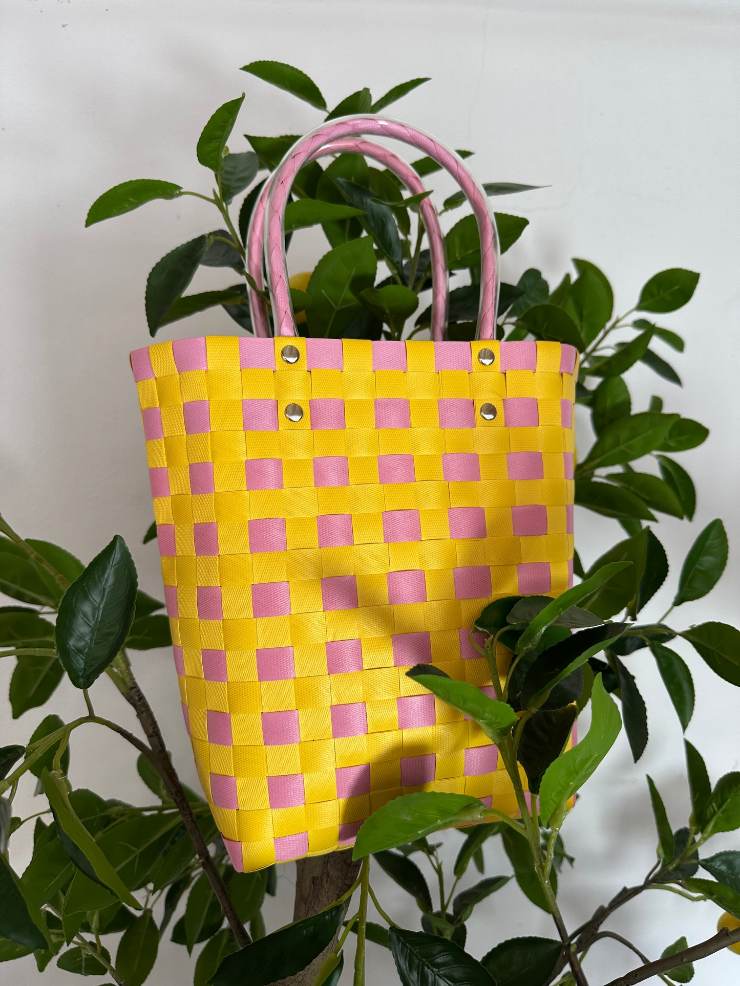 Bolso Plástico Trenzado Damero Rosa Amarillo
