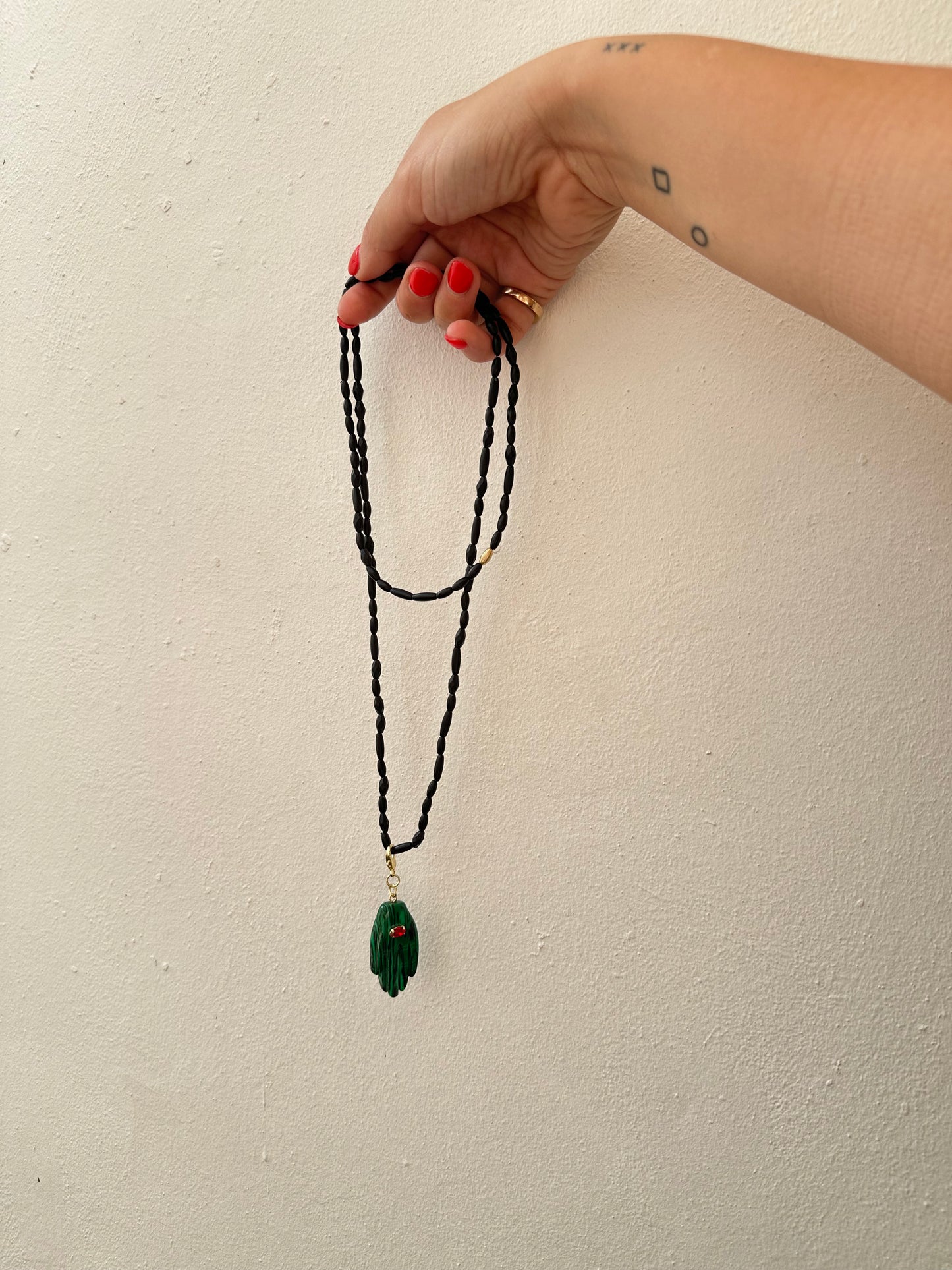 Collar Cuentas Madera Negra Mano Verde Grande Brillante