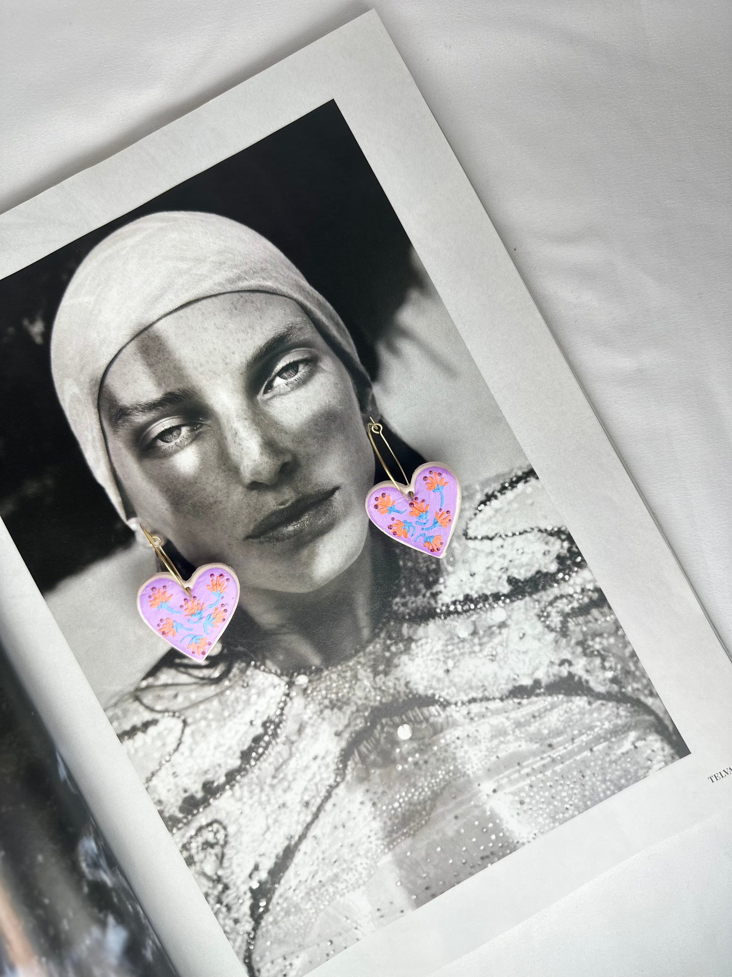 Pendientes Aro Dorado con Corazón Blanco Fondo Morado Flor Naranja Arcilla Polimérica