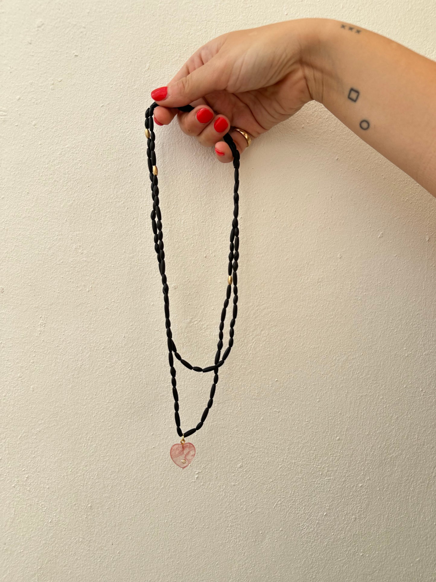 Collar Cuentas Madera Negra Corazón Rosa