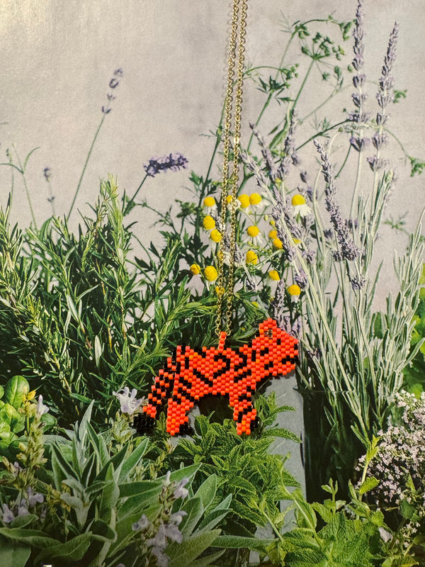 Collar Miyuki Tigre Naranja con Cadena Dorada