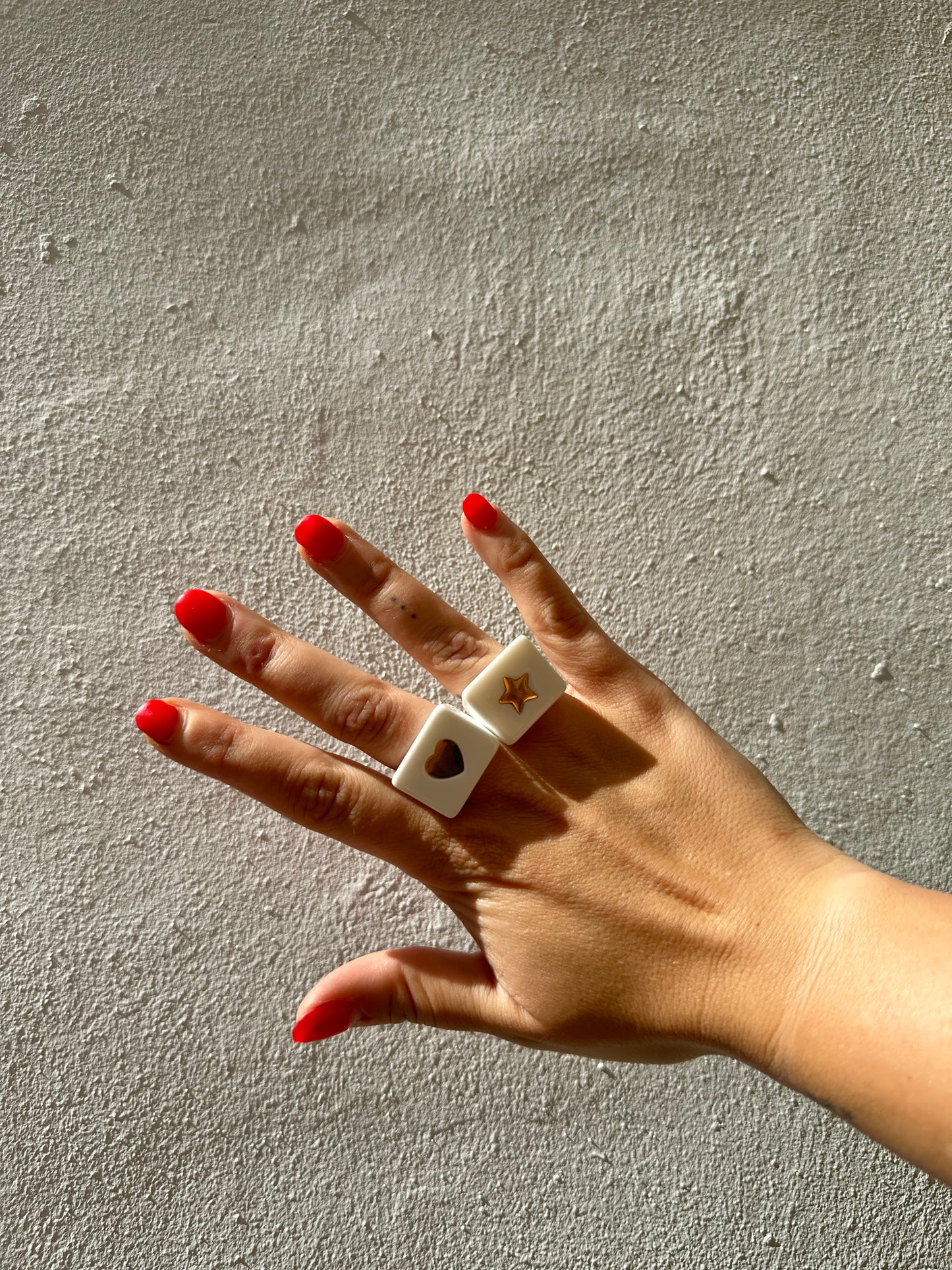 Anillo Resina Fancy Blanco Corazón Dorado