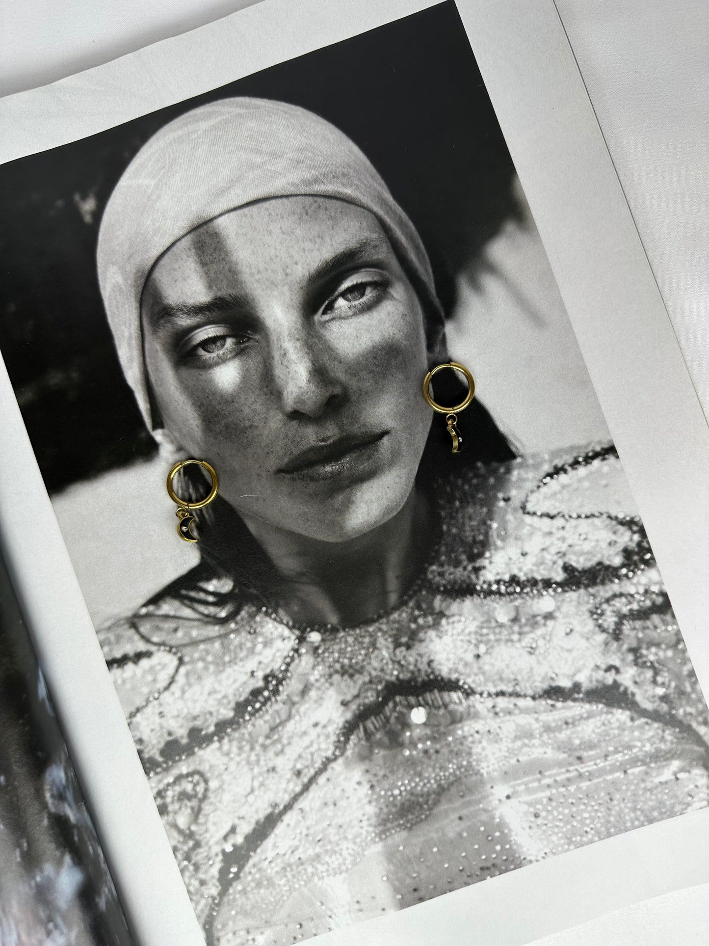 Mini Pendientes Aro Luna Negra con Brillante