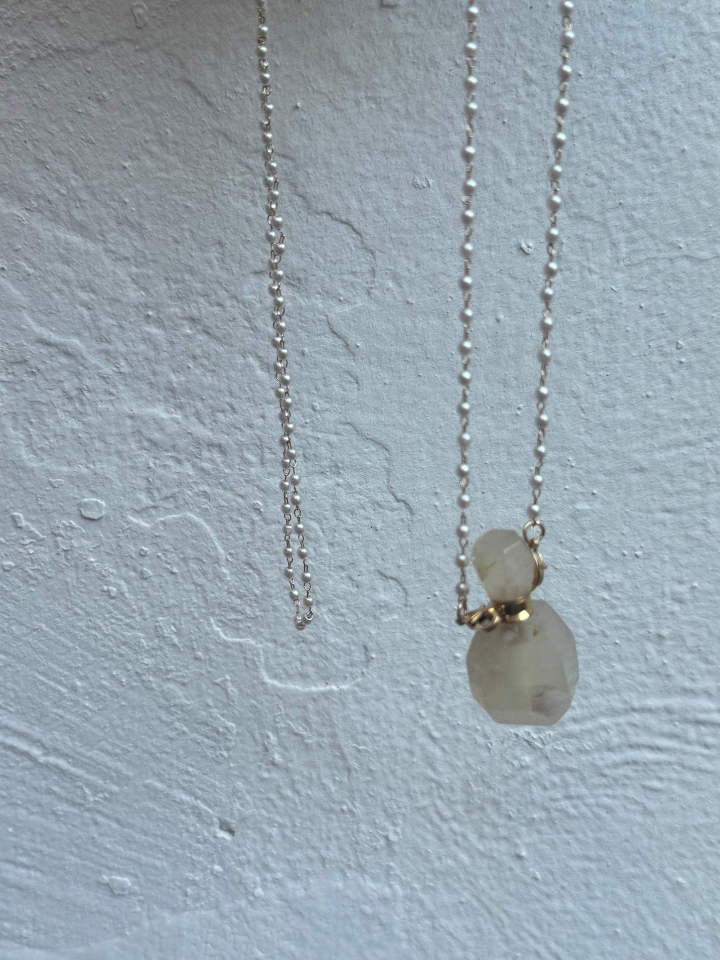 Collar Perfumero Piedra Beige Cadena Perlitas