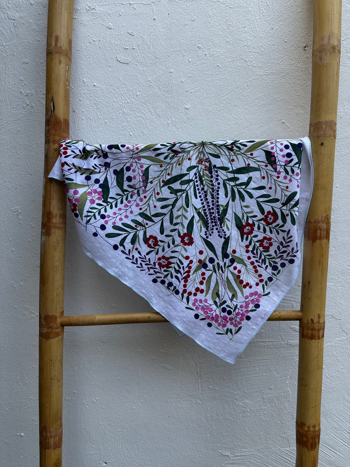 Pañuelo Algodón Flores Fondo Blanco Borde Turquesa