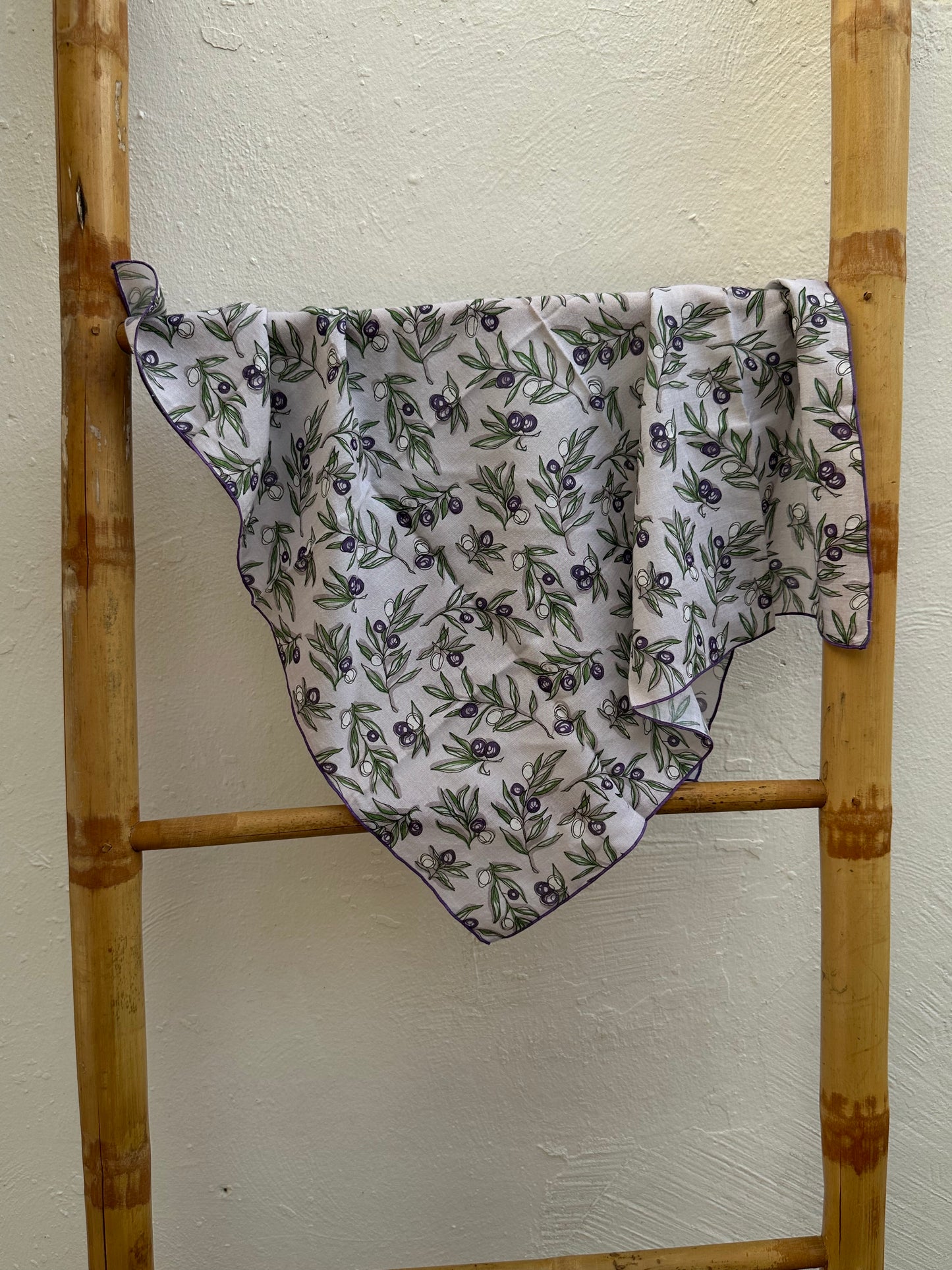 Pañuelo Algodón Fondo Blanco Olivas Moradas Borde Morado