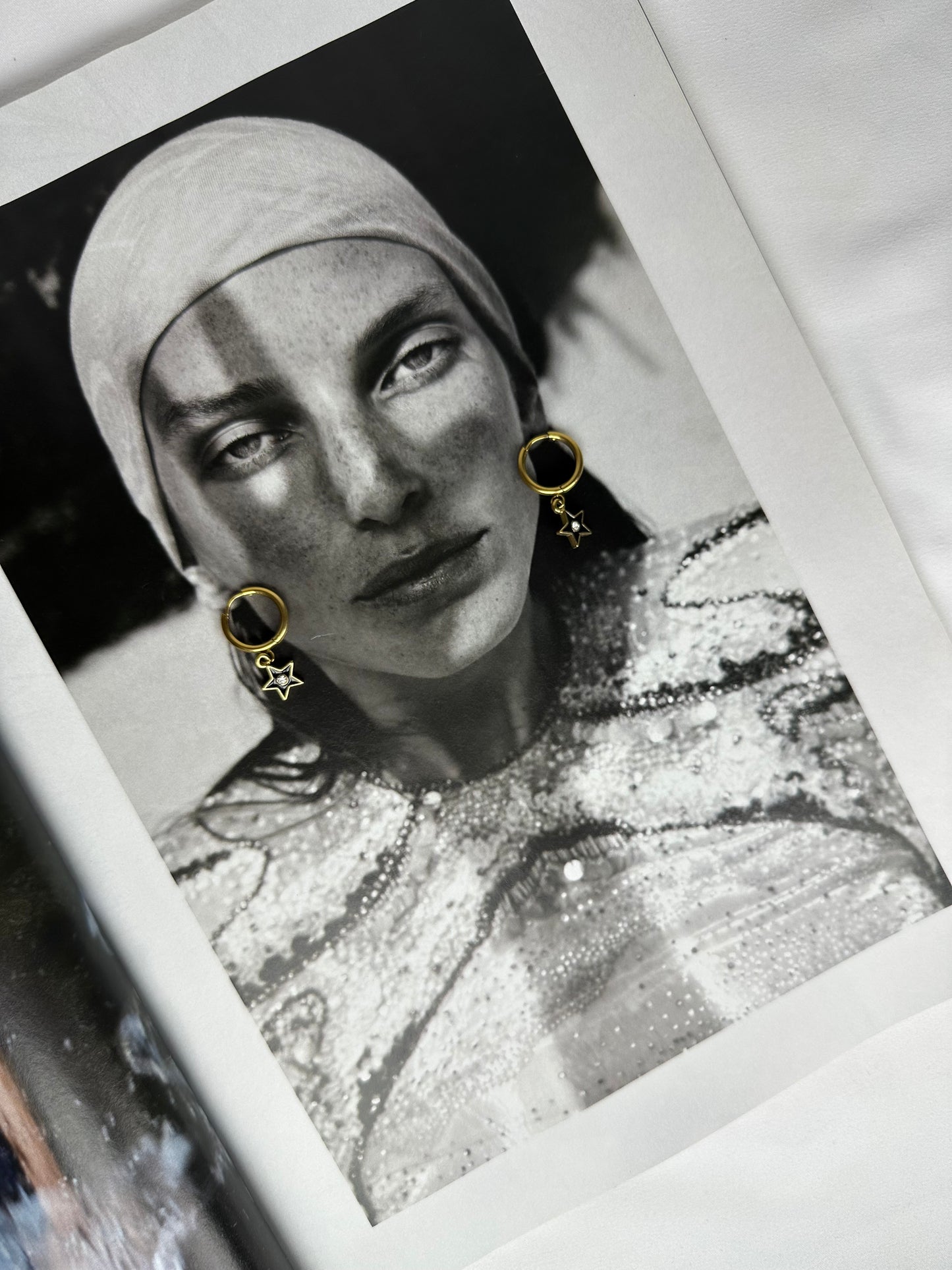 Mini Pendientes Estrella Negra con Brillante