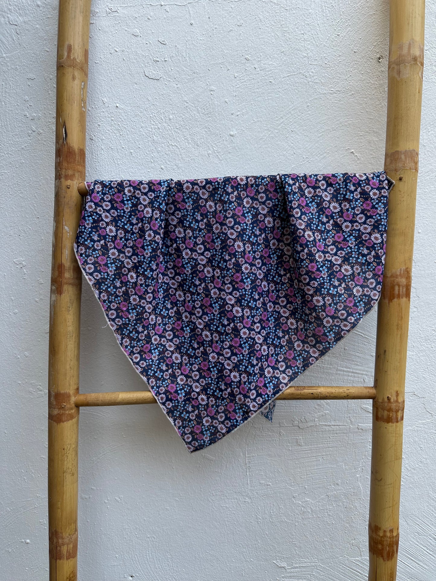 Pañuelo Algodón Flores Fondo Morado o Azul Oscuro Borde Blanco