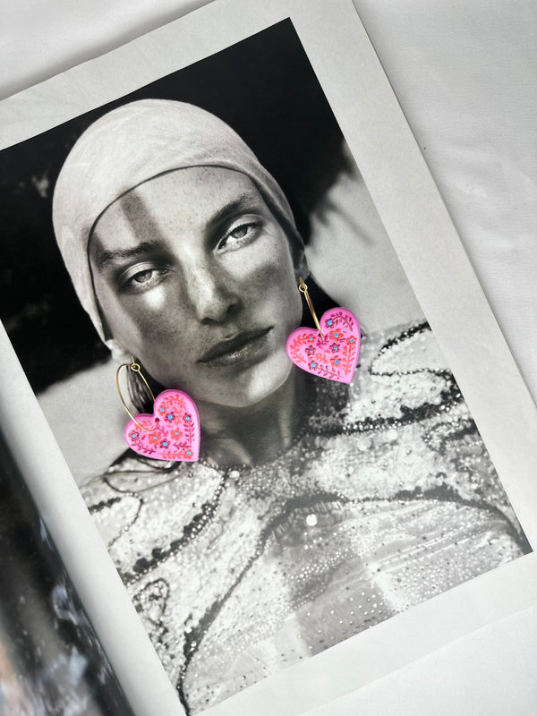 Pendientes Aro Dorado con Corazón Rosa Flor Coral Arcilla Polimérica