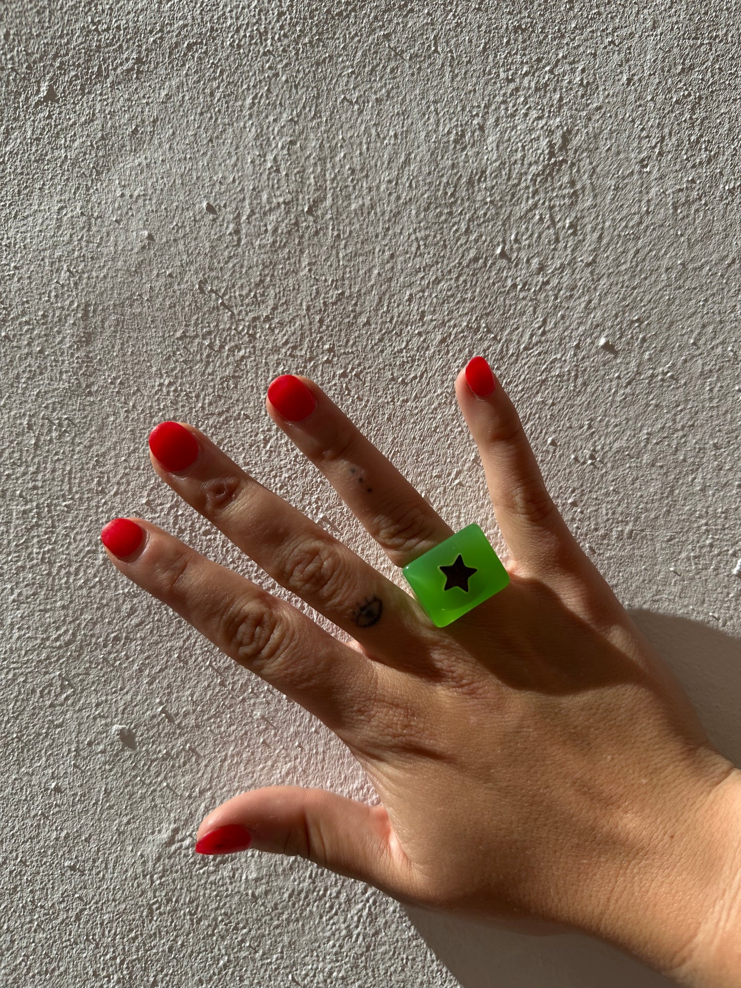 Anillo Resina Fancy Cuadrado Verde Claro Estrella Dorada