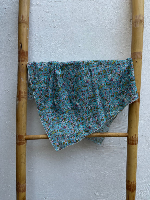 Pañuelo Algodón Flores Fondo Turquesa