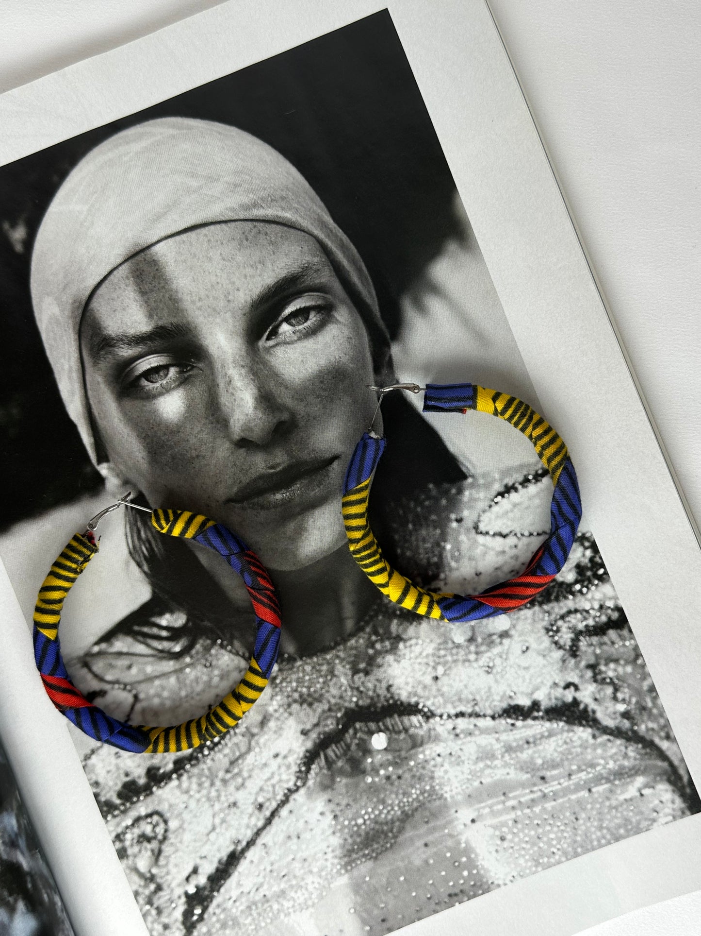 Pendiente Tela Wax Africana Redondo Mostaza y Azul y Rojo