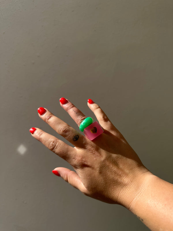 Anillo Resina Fancy Redondo Verde Nacarado sin Brillante