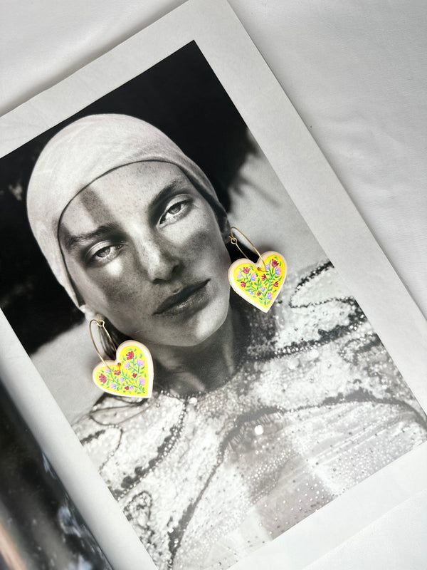 Pendientes Aro Dorado con Corazón Blanco Fondo Amrillo Flor Multicolor