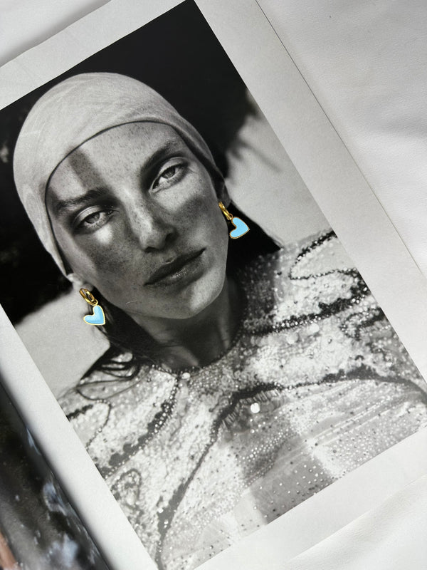 Mini Pendientes Corazón Ladeado Azul Claro