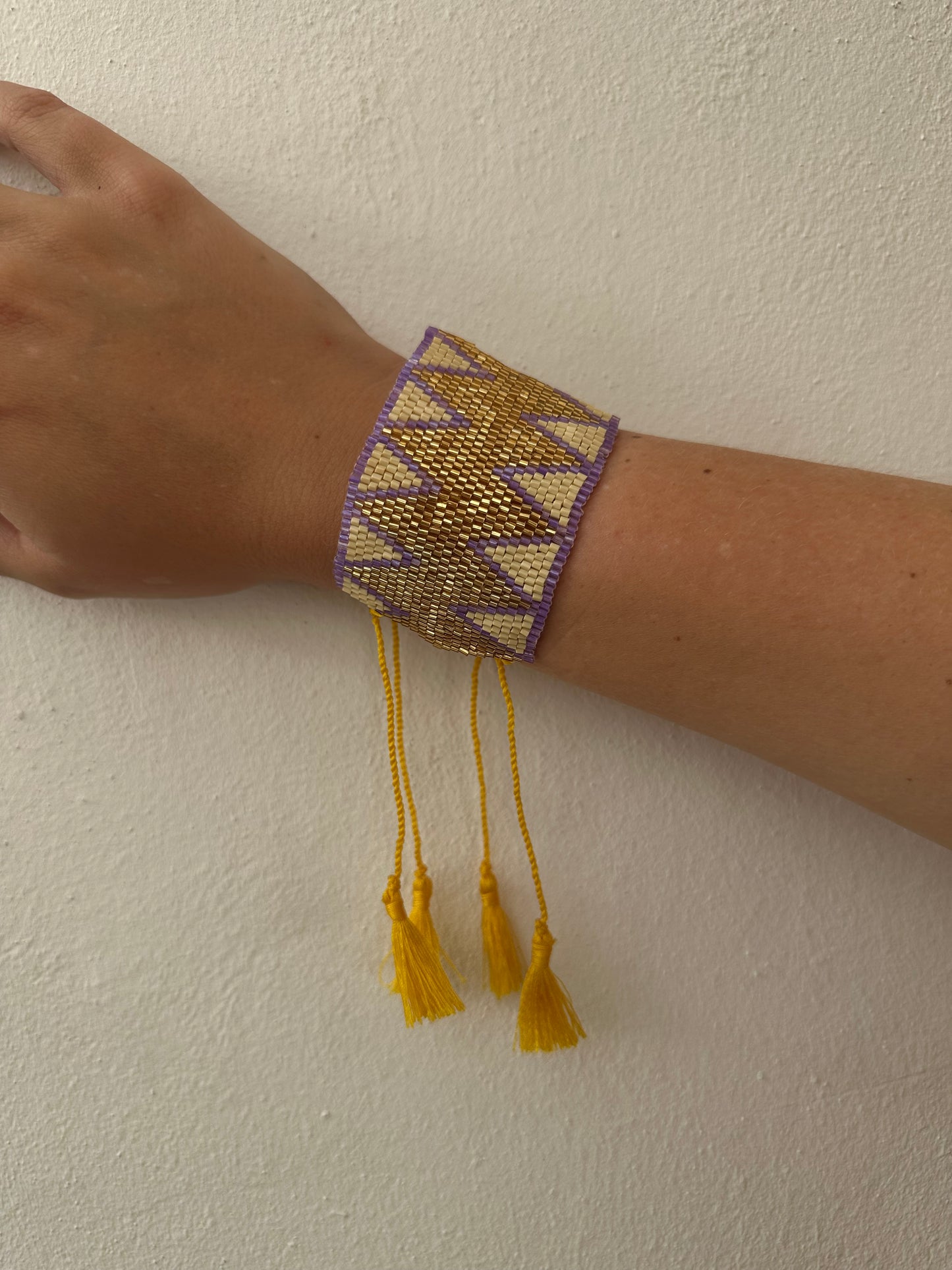 Pulsera Miyuki Extra Ancha con Borlas Malva y Crudo