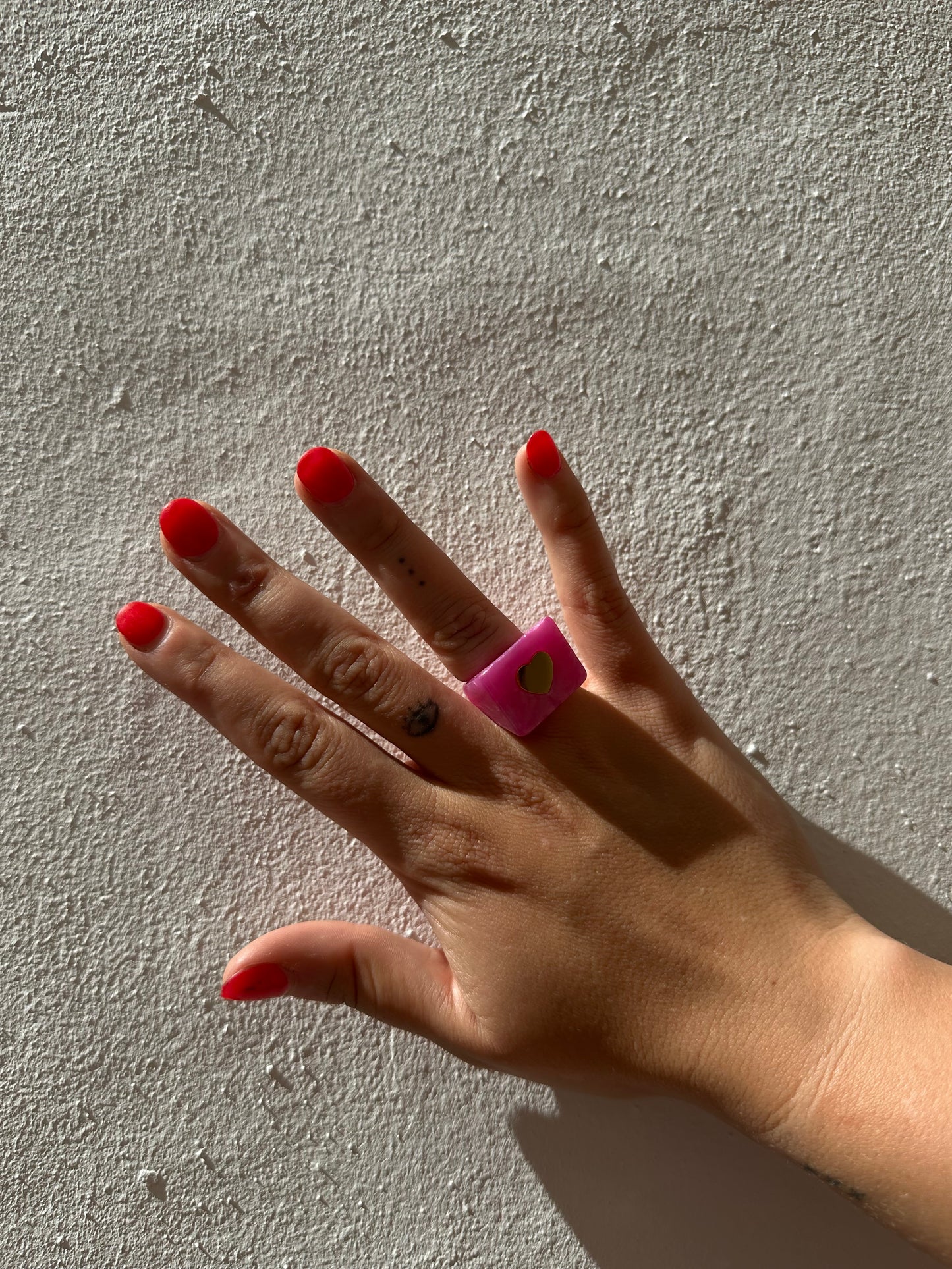 Anillo Resina Fancy Cuadrado Fucsia Nacarada Corazón Dorado