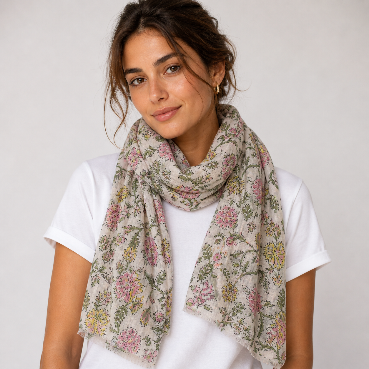 Pañuelo Tela India Flores Multicolor Fondo Blanca