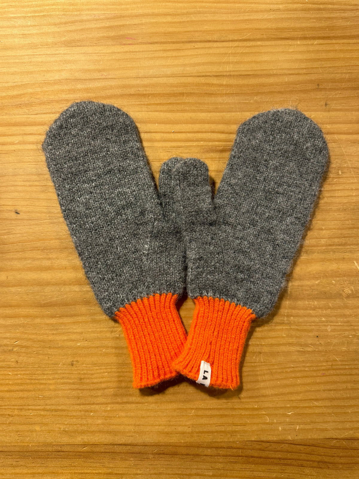Manopla Gris y Naranja