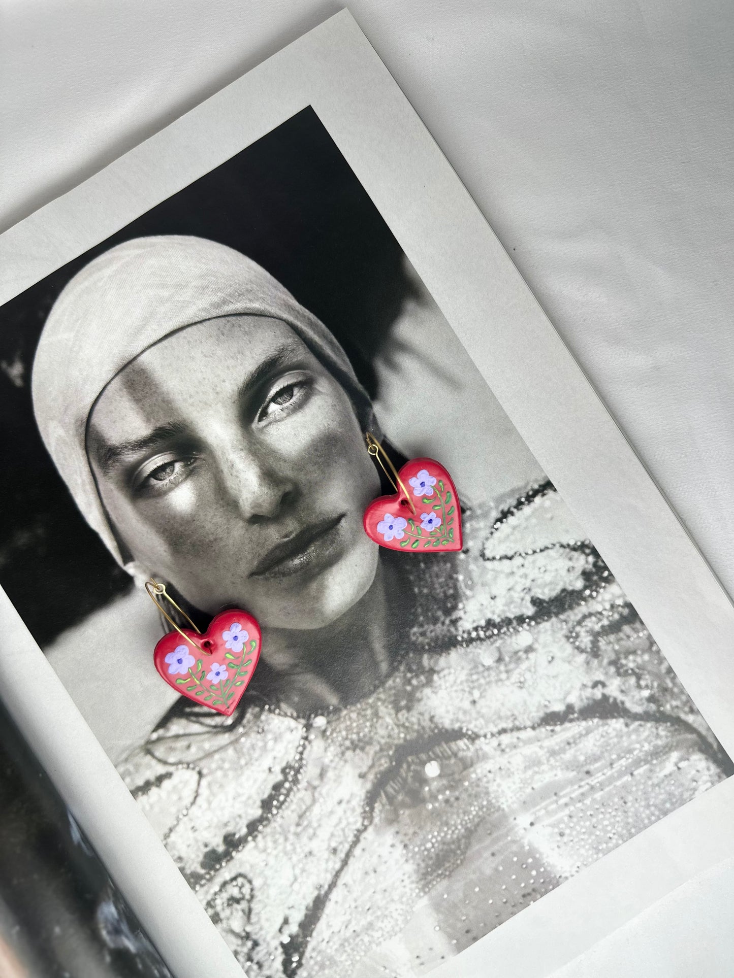 Pendientes Aro Dorado con Corazón Rojo Flor Morada Arcilla Polimérica