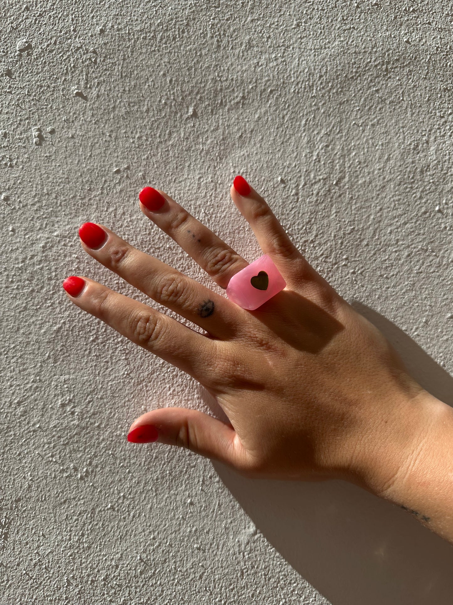 Anillo Resina Fancy Cuadrado Rosa Claro Nacarado Corazón Dorado