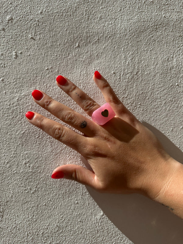 Anillo Resina Fancy Cuadrado Rosa Claro Nacarado Corazón Dorado