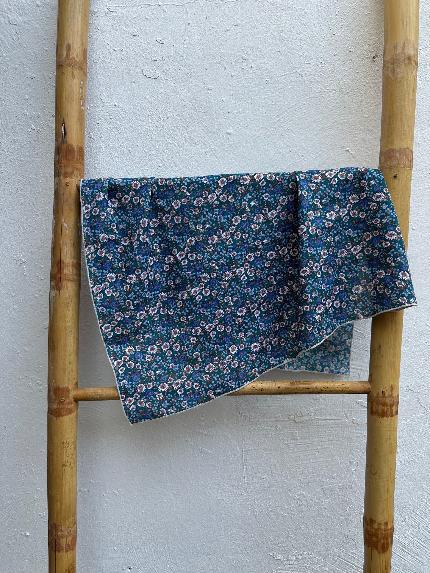 Pañuelo Algodón Flores Fondo Verde Oscuro Borde Blanco