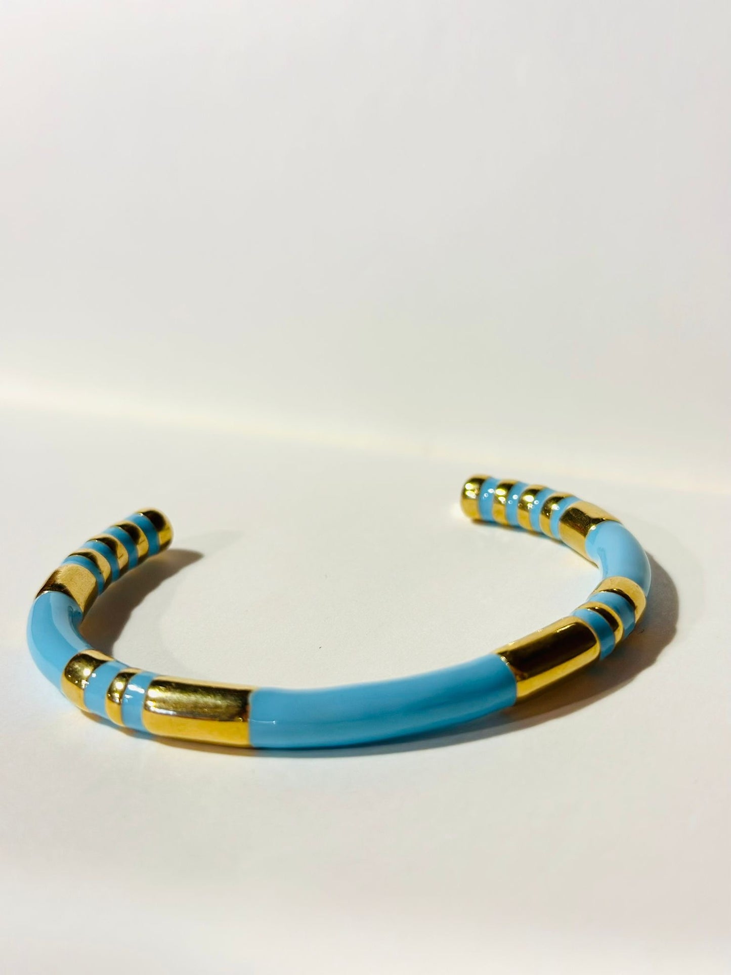 Brazalete Metal Dorado con Esmalte Azul Claro