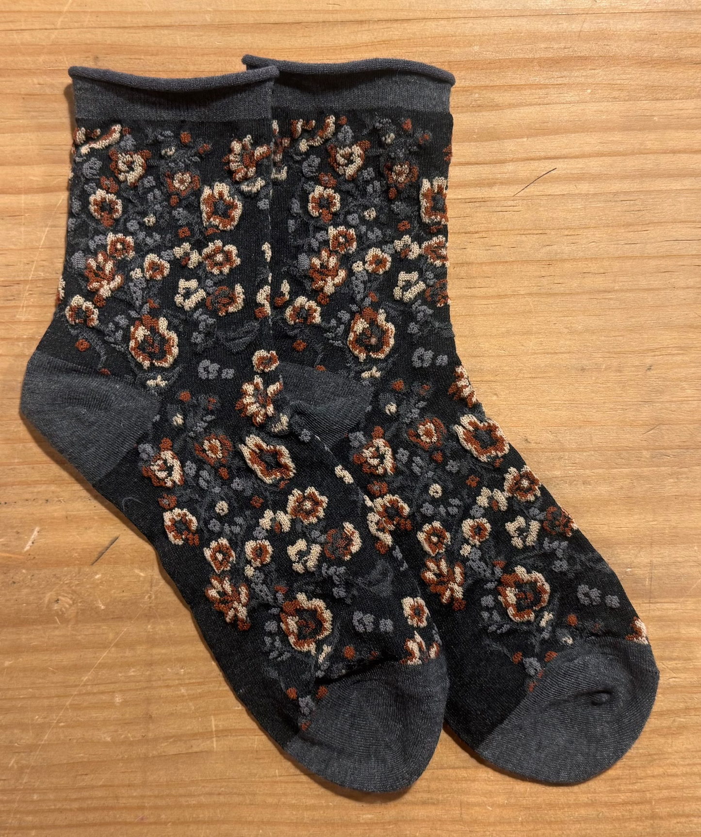 Calcetines Mujer Flores Fruncidas Gris