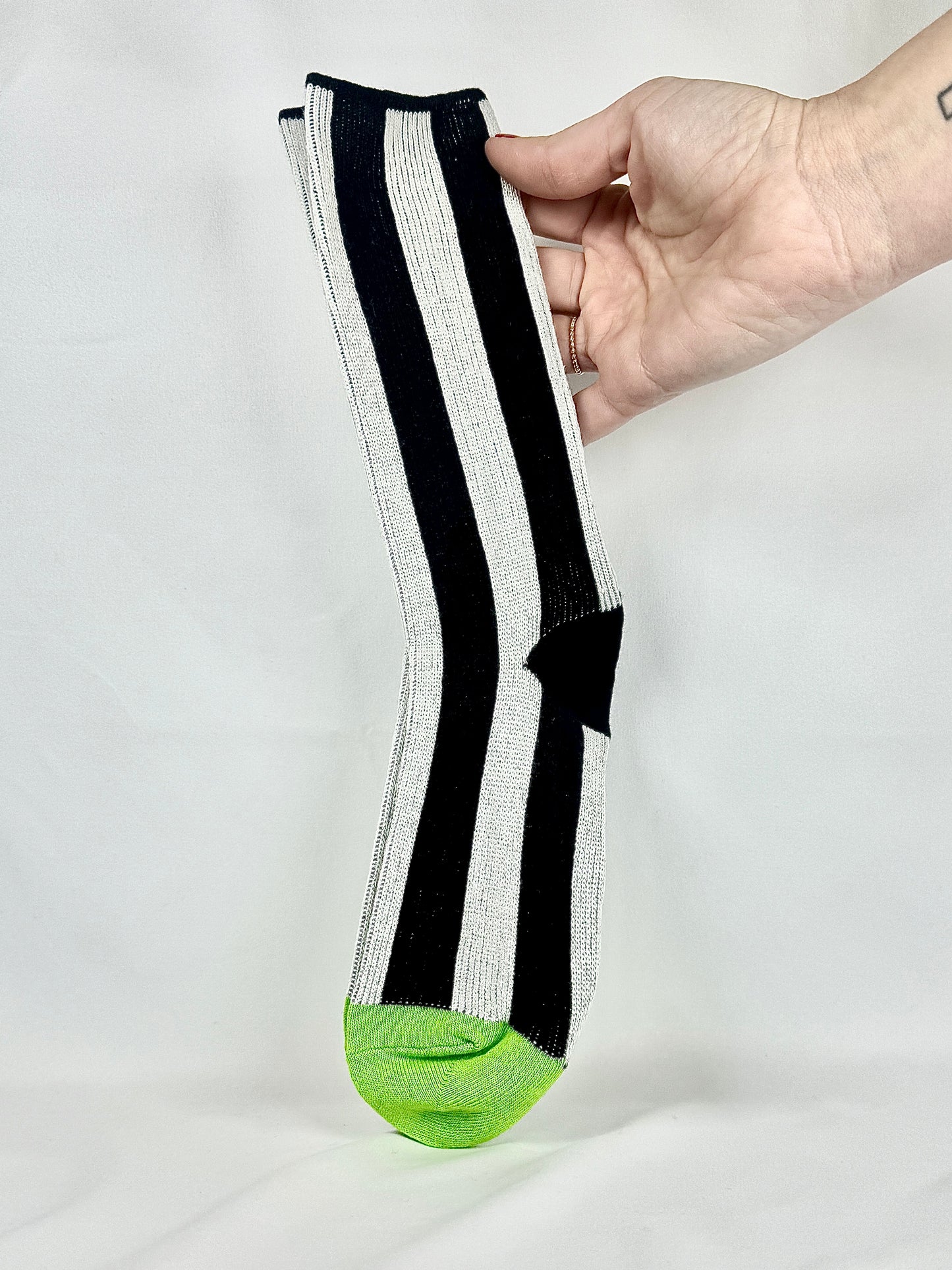 Calcetines Mujer Rayas Blanco y Negro Puntera Verde