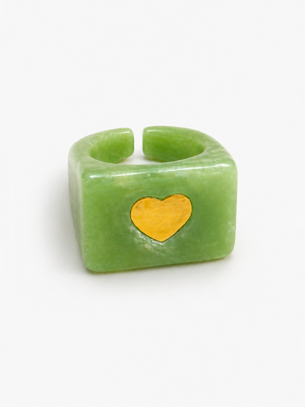 Anillo Resina Verde Claro Nacarado con Corazón Dorado