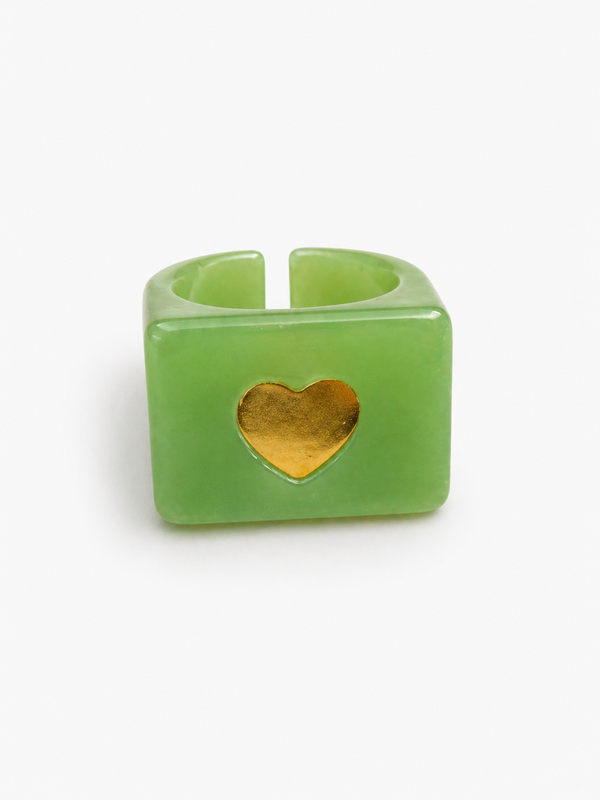 Anillo Resina Verde Claro Transparentoso con Corazón Dorado