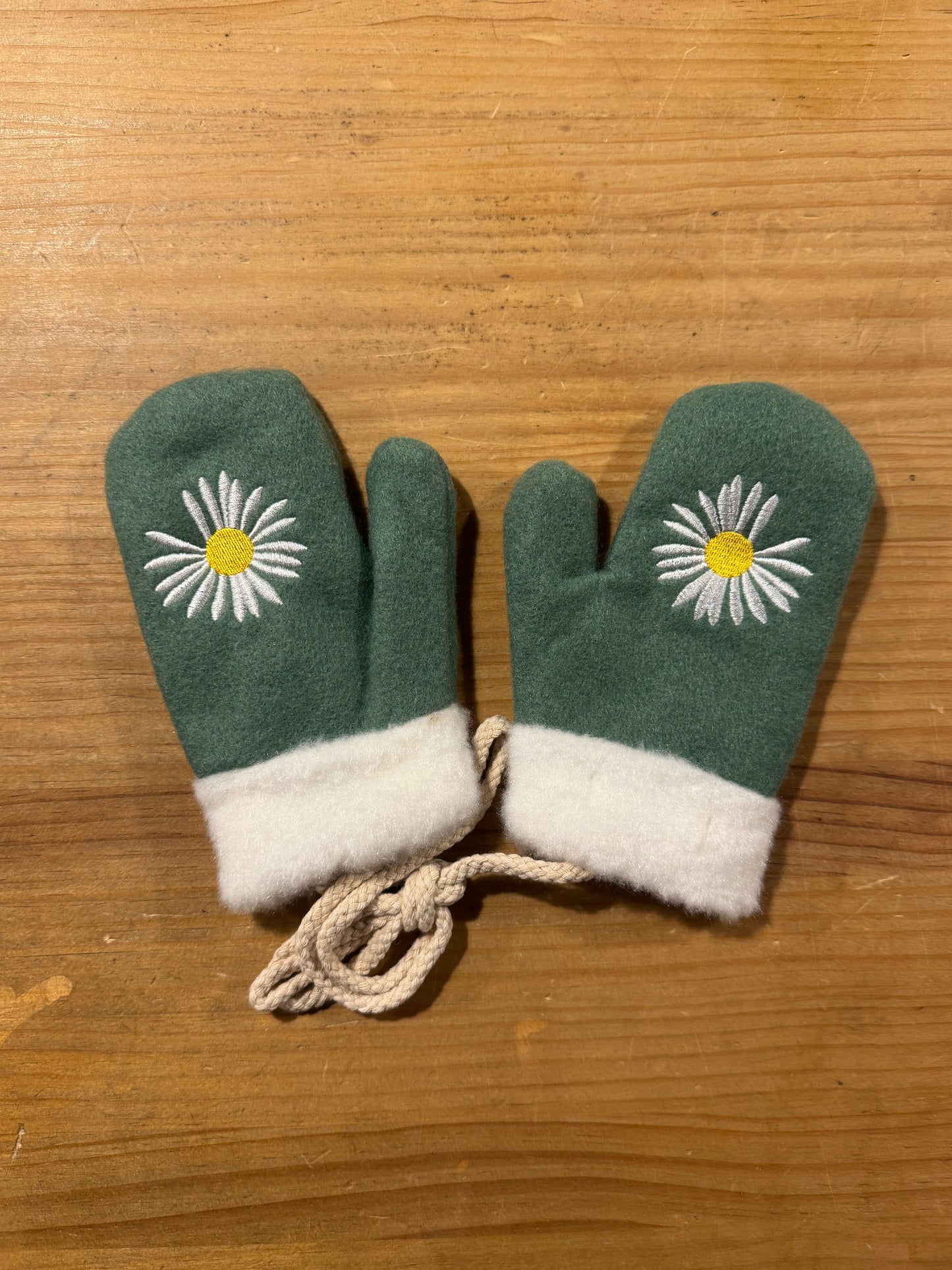 Manopla Infantil Verde Claro con Flor Blanca