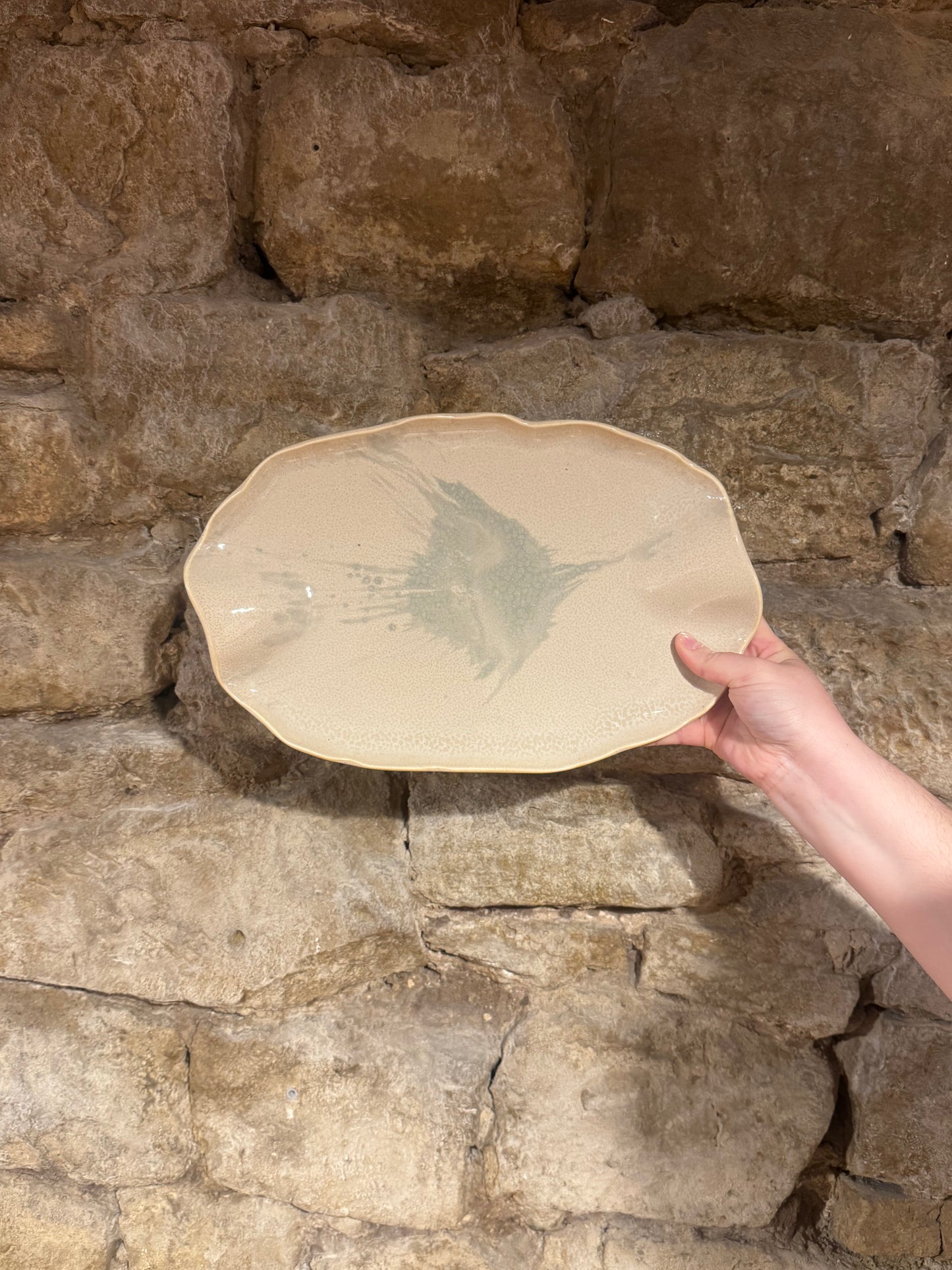 Fuente Plana Borde Irregular Artesanal Crudo con Mancha Verde