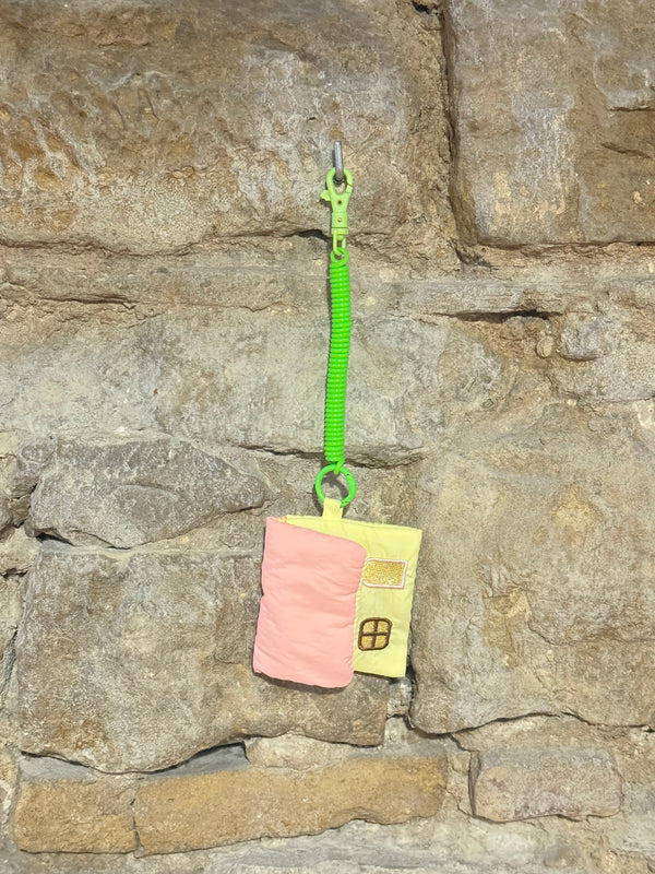 Llavero Charm Casa Rosa Acolchado con Monedero Amarillo