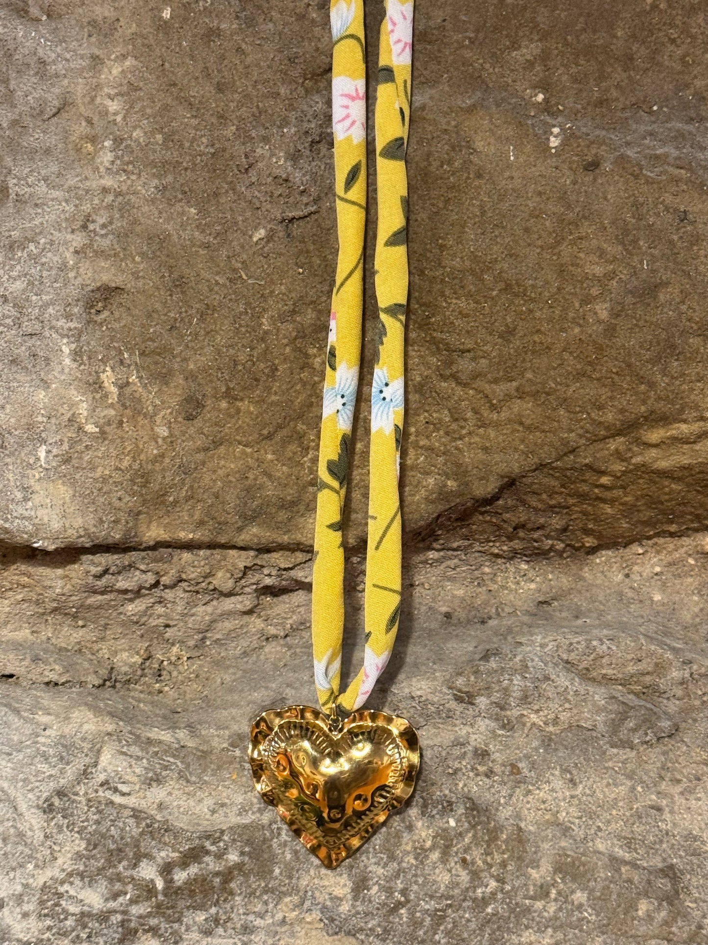 Collar Tela Flores Amarilla Corazón Dorado