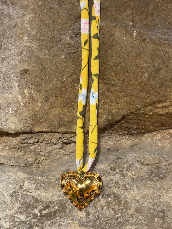 Collar Tela Flores Amarilla Corazón Dorado