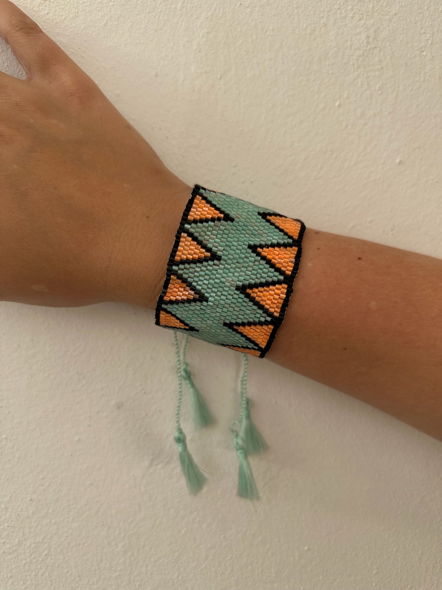 Pulsera Miyuki Extra Ancha con Borlas Azul Negro Salmón