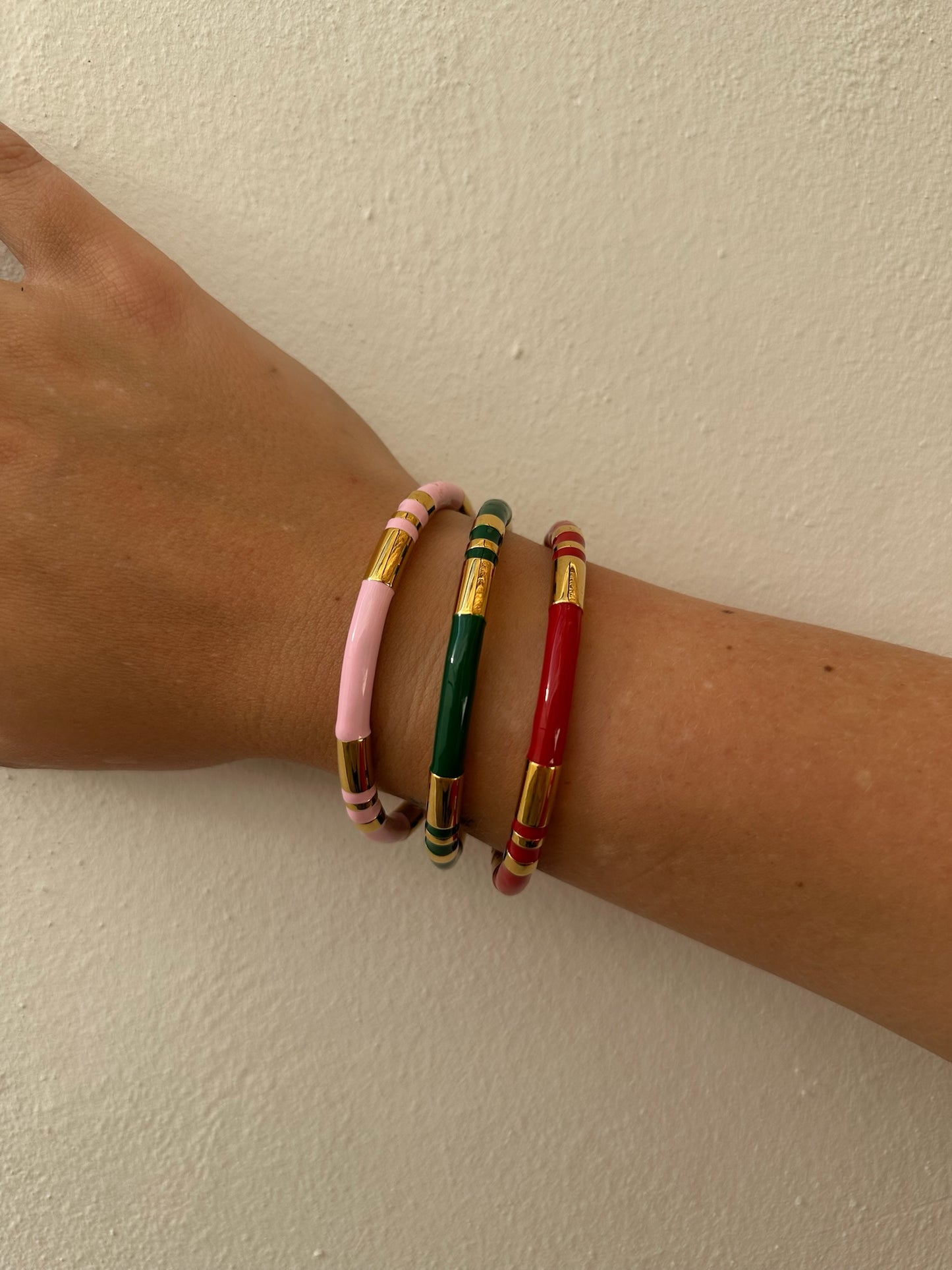 Brazalete Metal Dorado con Esmalte Rosa