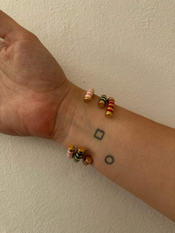 Brazalete Metal Dorado con Esmalte Rojo