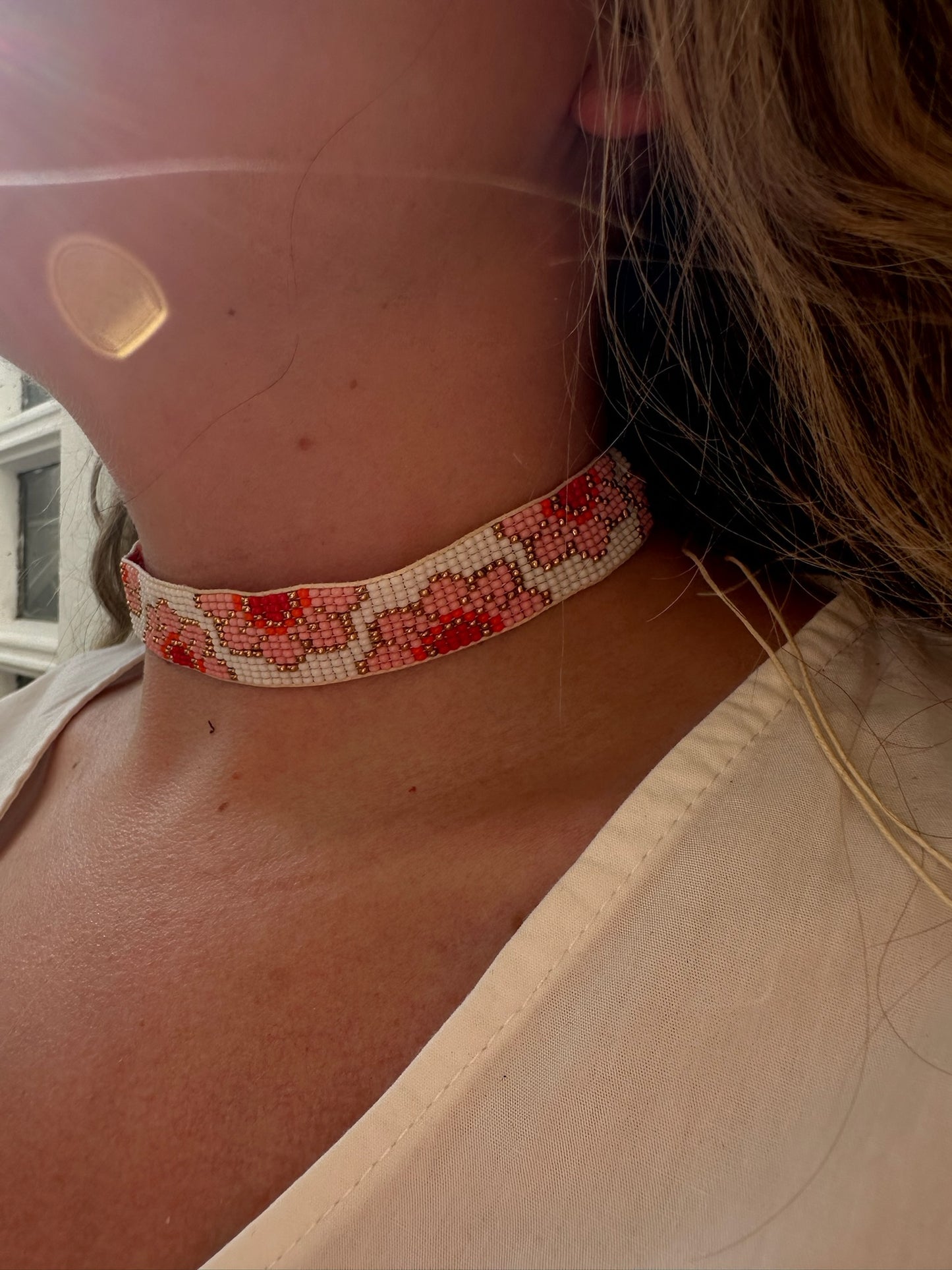 Choker Cuentas Fondo Blanco Flores Rosa Salmón