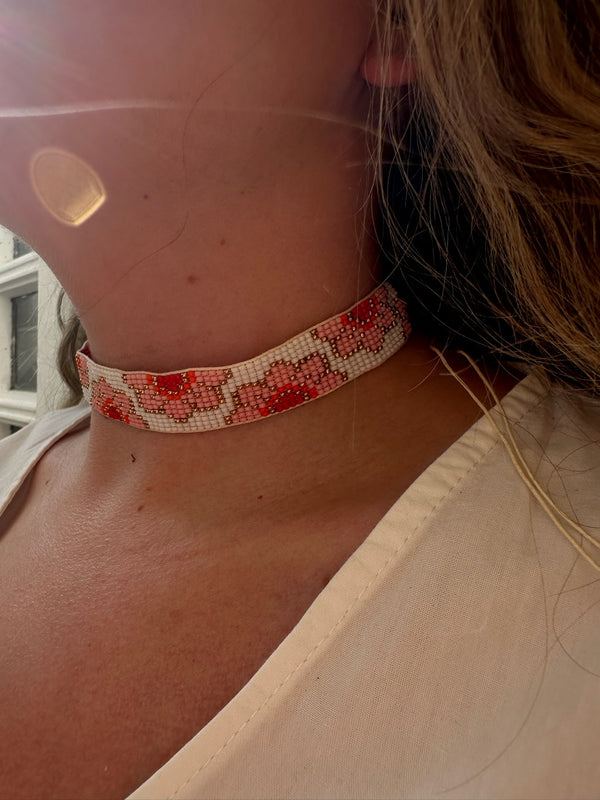 Choker Cuentas Fondo Blanco Flores Rosa Salmón