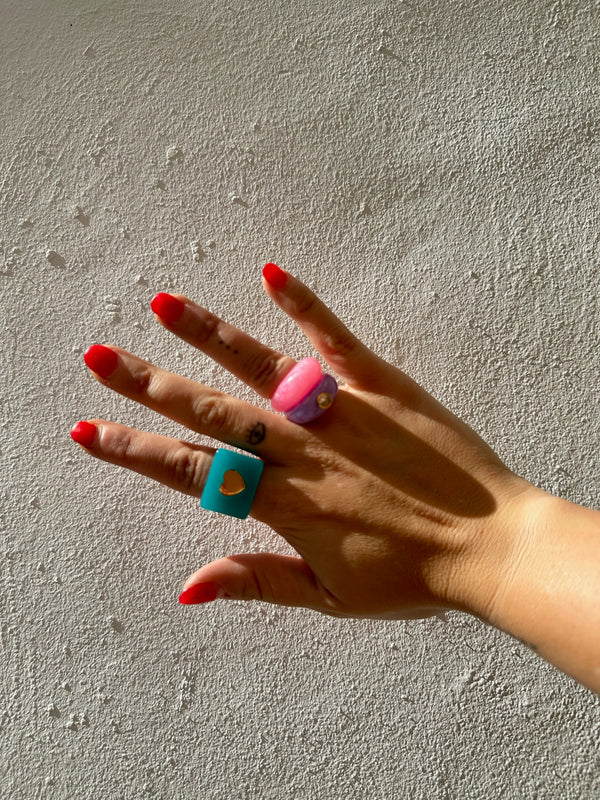 Anillo Resina Fancy Redondo Fucsia Nacarado Sin Brillante