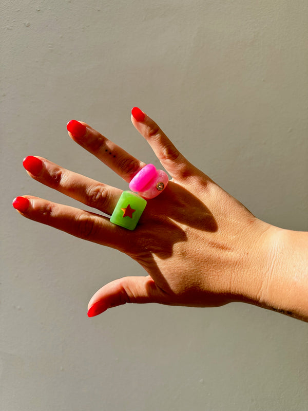 Anillo Resina Fancy Verde Nacarado Corazón Dorado