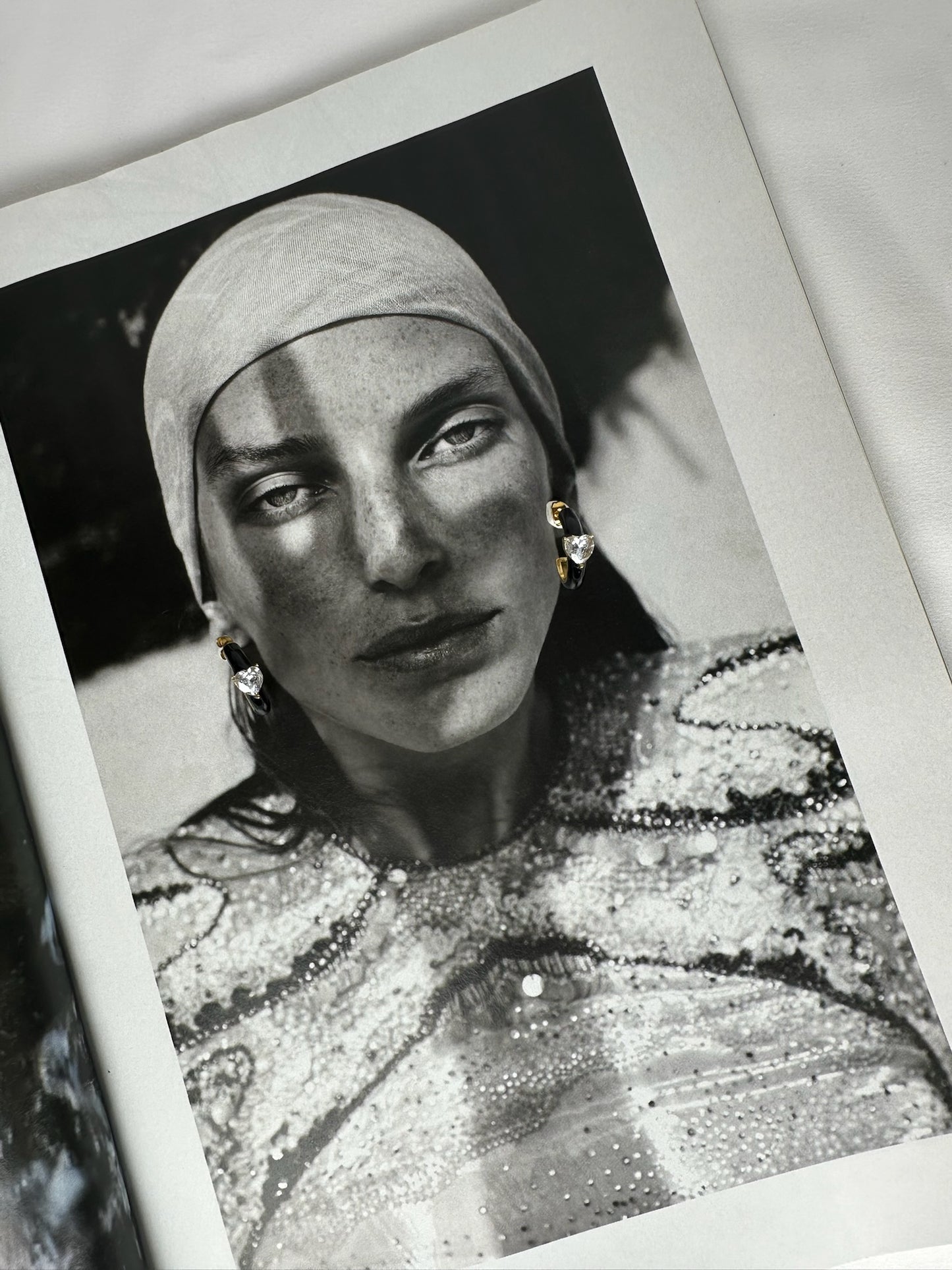 Pendientes Aro Esmaltado Negro con Brillante en Forma. de Corazón